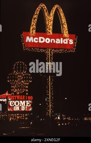 Las Vegas, 1998: Un cartello al neon pubblicizza un McDonald's vicino al Westward ho Hotel and Casino sulla Las Vegas Strip, e vicino allo Stardust. West ho fu demolita all'inizio del 2006. Foto Stock