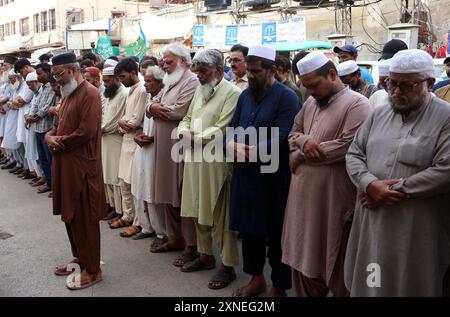 Gli attivisti di Jamat-e-Islami (JI) stanno offrendo la preghiera funebre di assenza del leader di Hamas Ismail Haniyeh, assassinato a Teheran, a Hyderabad mercoledì 31 luglio 2024. Il leader di Hamas Ismail Haniyeh è stato assassinato nelle prime ore del mattino in Iran, il gruppo di resistenza palestinese ha dichiarato mercoledì, temendo una più ampia escalation in una regione scossa dall'attacco di Israele a Gaza e da un peggioramento del conflitto in Libano. Foto Stock