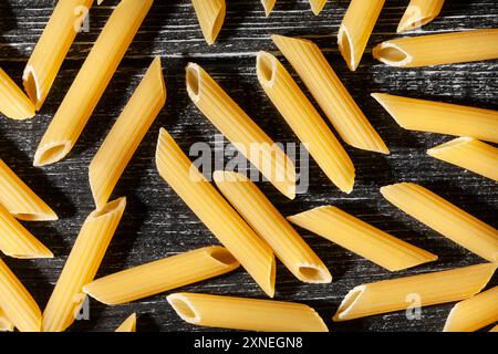 vista dall'alto penne rigate pasta su sfondo legno Foto Stock
