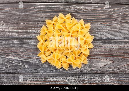 vista dall'alto della farfalle di pasta su sfondo in legno Foto Stock