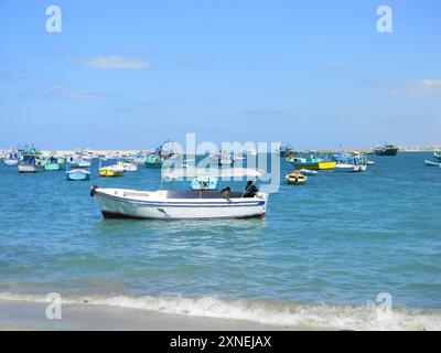 Vista delle barche dei pescatori sulla costa di Alessandria, Egitto Foto Stock