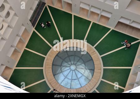 Napoli - Piazza interna della stazione metro Chiaia Foto Stock