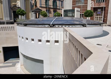 Napoli - Cupola della stazione metro Chiaia in Piazza Santa Maria degli Angeli Foto Stock