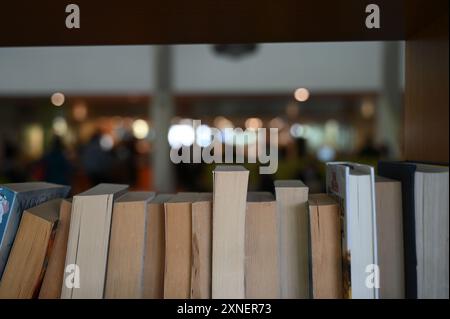 Berlino, Germania. 4 luglio 2024. In una mensa c'è una libreria con libri all'interno. Crediti: Alicia Windzio/dpa/Alamy Live News Foto Stock