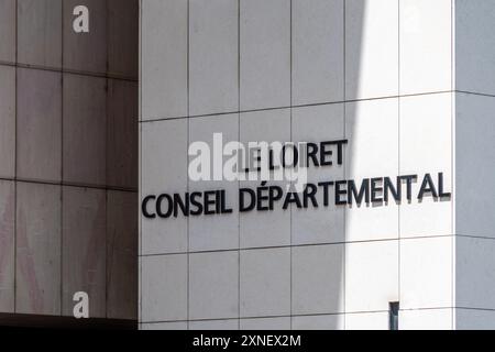 Cartello su "Hotel du Departement", sede del Consiglio dipartimentale, capo politico del dipartimento francese di Loiret, Orléans, Francia Foto Stock