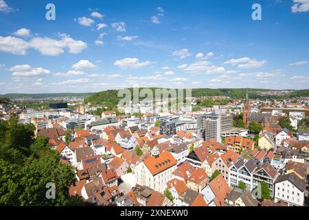 Germania, Heidenheim - 12 maggio 2024: Vista dalla collina del castello in discesa verso la città . Foto Stock