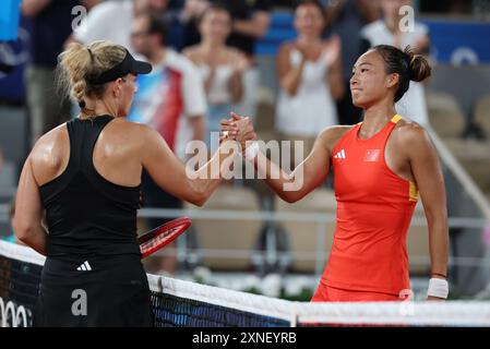 Parigi, Francia. 31 luglio 2024. Zheng Qinwen della Cina saluta Angelique Kerber della Germania dopo i quarti di finale di tennis femminile ai Giochi Olimpici di Parigi 2024, in Francia, il 31 luglio 2024. Crediti: Gao Jing/Xinhua/Alamy Live News Foto Stock