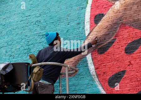 Breeze Yoko lavora sul suo nuovo pezzo che deve essere terminato prima che il Soul Festival inizi venerdì 2 agosto a Margate. Rise Up Residency (organizzazione locale con sede a Margate) e Breeze Yoko hanno collaborato per realizzare nuovi murales sul muro del Margate Lido per il Margate Soul Festival. Breeze Yoko è un artista multidisciplinare e curatore sudafricano di fama mondiale che ha partecipato a progetti urbani in tutto il mondo come Senegal, Mozambico, Botswana, Sudafrica, Germania, Francia, Svezia, Regno Unito e molti altri luoghi. Foto Stock