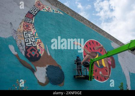 Breeze Yoko lavora sul suo nuovo pezzo che deve essere terminato prima che il Soul Festival inizi venerdì 2 agosto a Margate. Rise Up Residency (organizzazione locale con sede a Margate) e Breeze Yoko hanno collaborato per realizzare nuovi murales sul muro del Margate Lido per il Margate Soul Festival. Breeze Yoko è un artista multidisciplinare e curatore sudafricano di fama mondiale che ha partecipato a progetti urbani in tutto il mondo come Senegal, Mozambico, Botswana, Sudafrica, Germania, Francia, Svezia, Regno Unito e molti altri luoghi. Foto Stock