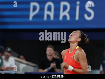 Parigi, Francia. 31 luglio 2024. Zheng Qinwen di Cina celebra dopo i quarti di finale di tennis femminile contro Angelique Kerber di Germania ai Giochi Olimpici di Parigi 2024 a Parigi, Francia, il 31 luglio 2024. Crediti: Gao Jing/Xinhua/Alamy Live News Foto Stock