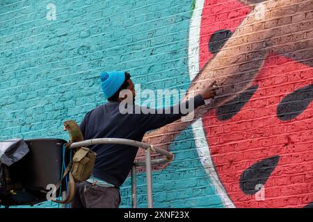 Breeze Yoko lavora sul suo nuovo pezzo che deve essere terminato prima che il Soul Festival inizi venerdì 2 agosto a Margate. Rise Up Residency (organizzazione locale con sede a Margate) e Breeze Yoko hanno collaborato per realizzare nuovi murales sul muro del Margate Lido per il Margate Soul Festival. Breeze Yoko è un artista multidisciplinare e curatore sudafricano di fama mondiale che ha partecipato a progetti urbani in tutto il mondo come Senegal, Mozambico, Botswana, Sudafrica, Germania, Francia, Svezia, Regno Unito e molti altri luoghi. (Foto di Krisztian Elek/SOPA Images/Sipa USA) Foto Stock