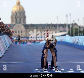 Parigi, Francia. 31 luglio 2024. Cassandre Beaugrand di Francia reagisce dopo l'individuo femminile di triathlon ai Giochi Olimpici di Parigi 2024 a Parigi, Francia, il 31 luglio 2024. Crediti: Li Gang/Xinhua/Alamy Live News Foto Stock