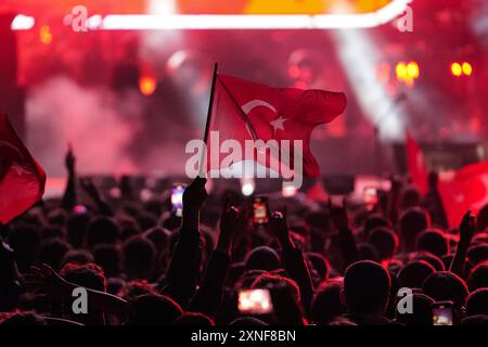 ISTANBUL, TURKIYE - 23 APRILE 2024: Persone in 23 aprile Festa nazionale della sovranità e dei bambini delle celebrazioni Turkiye a Istanbul Foto Stock