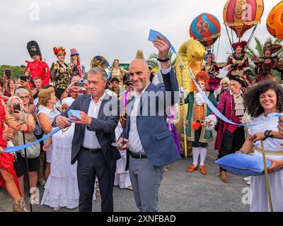 Eröffnung Maschseefest 2024 ad Hannover Oberbürgermeister Belit Onay eröffnete Punkt 18:00 Uhr das diesjährige Maschseefest ad Hannover *** apertura del Maschseefest 2024 ad Hannover il sindaco Belit Onay ha aperto quest'anno Maschseefest ad Hannover alle 18.00. Copyright: xBerndxGüntherx Foto Stock