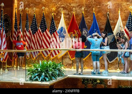 I turisti si allineano per scattare foto AL Trump's POTUS display and Flags, Trump Tower, 2024, NYC, USA Foto Stock