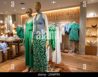 Il flagship store Mango si trova al numero 711 della Fifth Avenue a New York City, USA 2024 Foto Stock