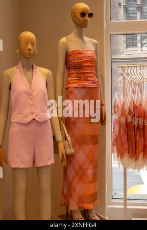 Il flagship store Mango si trova al numero 711 della Fifth Avenue a New York City, USA 2024 Foto Stock