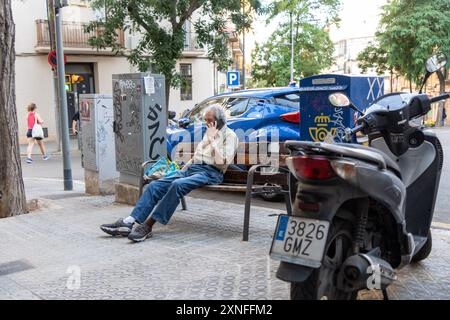 Barcellona, Spagna. 31 luglio 2024. Il governo spagnolo raggiunge un accordo con i sindacati e le associazioni dei datori di lavoro su una riforma delle pensioni, che razionalizza i prepensionati e la combinazione di continuare a lavorare pur ricevendo una pensione di pensionamento. El gobierno espa-ol pacta con sindicatos y patronal una reforma de las pensiones, en la que se agilizan las prejubilaciones y la combinaci-n de seguir trabajando y cobrar una pensi-n de jubilaci-n. News Cronaca - Barcellona, Spagna mercoledì 31 luglio 2024 (foto di Eric Renom/LaPresse) crediti: LaPresse/Alamy Live News Foto Stock