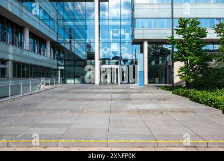 Eindhoven, Brabante settentrionale, Paesi Bassi, 10 luglio 2024 - ingresso e edificio contemporaneo della Technical University TUE Eindhoven Foto Stock