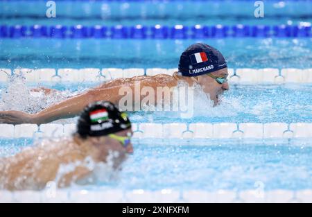 Parigi, Francia. 31 luglio 2024. Parigi, Francia. 31 luglio 2024. Il francese Leon Marchand confina con l'ungherese Kristof Milak per vincere la medaglia d'oro nella finale maschile delle farfalle dei 200 metri. Nella Paris la Defense Arena durante il quinto giorno dei Giochi Olimpici di Parigi 2024, Parigi, Francia. Crediti: Adam Stoltman/Alamy Live News Foto Stock