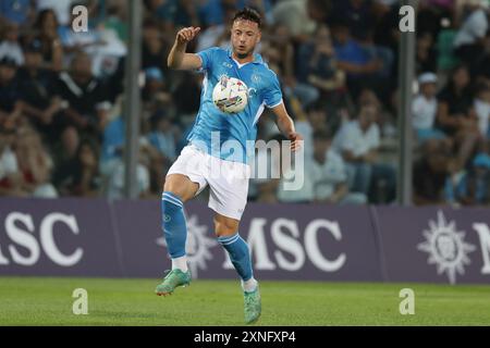 Il difensore kosovaro del Napoli Amir Rrahmani durante la partita amichevole tra il Napoli e il BrestSSC Napoli, il training camp di pre-stagione 2024-25 a Castel di Sangro, Abruzzo, Italia. Foto Stock