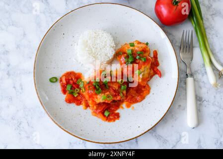 Merluzzo al forno in salsa di pomodoro e pepe Foto Stock