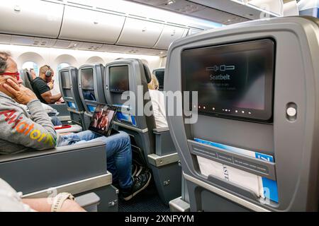 Miami Florida, Aeroporto Internazionale di Miami, interno dei sedili interni Premium Economy a bordo, passeggeri viaggiatori, volo American Airlines n. 112 Miami Foto Stock