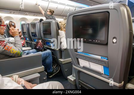 Miami Florida, Aeroporto Internazionale di Miami, interno dei sedili interni Premium Economy a bordo, passeggeri viaggiatori, volo American Airlines n. 112 Miami Foto Stock