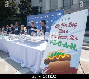 Washington DC. Luglio 31, 2024 Stati Uniti: PETA (People for the Ethical Treatment of Animals) tiene il loro annuale festival vegan hot dog al fronte del Ray Foto Stock