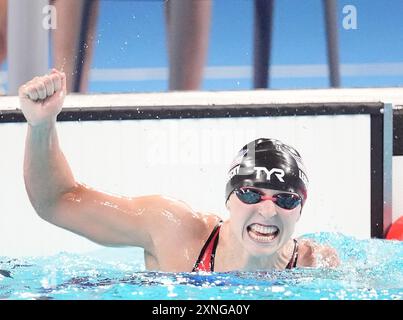 Parigi, Francia. 31 luglio 2024. Katie Ledecky degli Stati Uniti festeggia dopo aver vinto la medaglia d'oro nelle finali Freestyle femminili 1500 m alle Olimpiadi di Parigi 2024 all'Arena le Defense di Parigi, Francia, martedì 31 luglio 2024. Ledecky ha vinto con un tempo record olimpico di 15:30.02. Foto di Richard Ellis/UPI credito: UPI/Alamy Live News Foto Stock