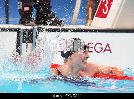 Parigi, Francia. 31 luglio 2024. Katie Ledecky degli Stati Uniti festeggia dopo aver vinto la medaglia d'oro nelle finali Freestyle femminili 1500 m alle Olimpiadi di Parigi 2024 all'Arena le Defense di Parigi, Francia, martedì 31 luglio 2024. Ledecky ha vinto con un tempo record olimpico di 15:30.02. Foto di Richard Ellis/UPI credito: UPI/Alamy Live News Foto Stock