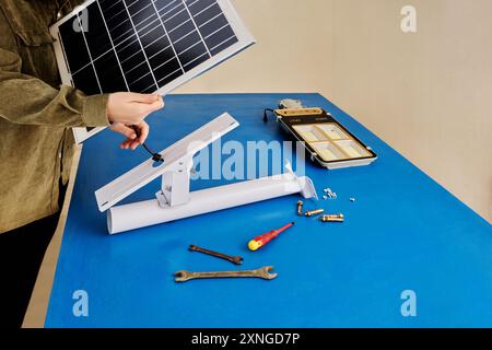 Supporto pannello solare su staffa di montaggio per lampioni stradali a LED, assemblaggio fai da te a casa. Foto Stock