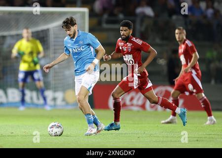 L'attaccante georgiano del Napoli Khvicha Kvaratskhelia controlla la palla durante la partita amichevole tra il Napoli e il BrestSSC Napoli, il campo di allenamento pre-stagione 2024-25 a Castel di Sangro, Abruzzo, Italia. Foto Stock