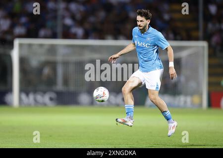 L'attaccante georgiano del Napoli Khvicha Kvaratskhelia controlla la palla durante la partita amichevole tra il Napoli e il BrestSSC Napoli, il campo di allenamento pre-stagione 2024-25 a Castel di Sangro, Abruzzo, Italia. Foto Stock