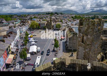 Affacciato sui tetti e sulla piazza del mercato di Caernarfon dalle mura del castello di Caernarfon Foto Stock