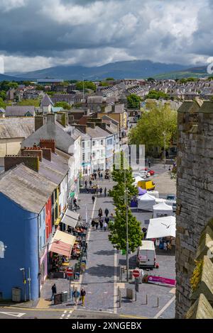 Affacciato sui tetti e sulla piazza del mercato di Caernarfon dalle mura del castello di Caernarfon Foto Stock