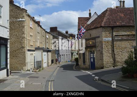 Guardando da Catherine Street a Frome, dove si puo' vedere la porta in stile TARDIS del Sun Inn. Somerset, Inghilterra, Regno Unito. 18 giugno 2024. Foto Stock