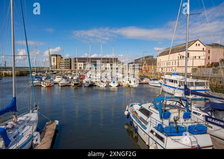 Victoria Dock Marina Caernarfon Wales in una giornata di sole Foto Stock