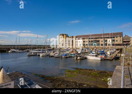 Victoria Dock Marina Caernarfon Wales in una giornata di sole Foto Stock