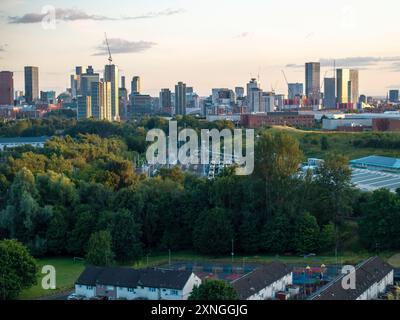 Vista aerea del paesaggio urbano di Manchester con grattacieli e cantieri edili. Foto Stock