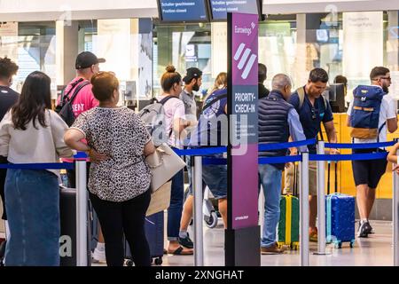 Priorty-Check-in bei Eurowings am Flughafen Stuttgart. // 29.07.2024: Stoccarda, Baden-Württemberg, Deutschland, *** Check-in prioritario presso Eurowings all'aeroporto di Stoccarda 29 07 2024 Stoccarda, Baden Württemberg, Germania, Foto Stock