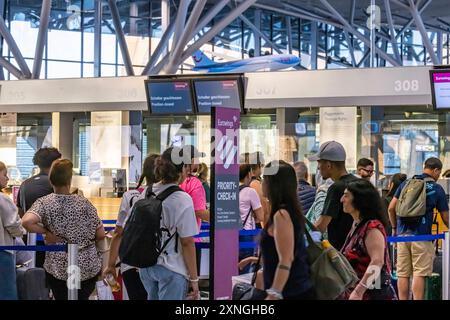 Priorty-Check-in bei Eurowings am Flughafen Stuttgart. // 29.07.2024: Stoccarda, Baden-Württemberg, Deutschland, *** Check-in prioritario presso Eurowings all'aeroporto di Stoccarda 29 07 2024 Stoccarda, Baden Württemberg, Germania, Foto Stock