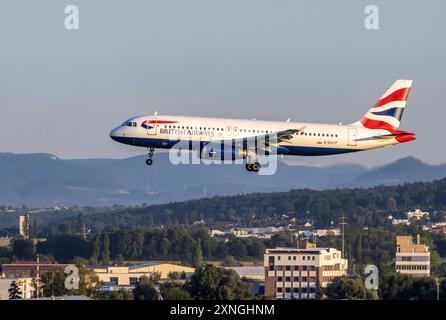 Ein Flugzeug im Landanflug am Flughafen Stoccarda. REGISTRIERUNG: G-EUYF, BRITISH AIRWAYS, AIRBUS A320-232. Im Hintergrund die Schwäbische Alb. // 29.07.2024: Stoccarda, Baden-Württemberg, Deutschland, *** un aereo in avvicinamento all'aeroporto di Stoccarda immatricolazione G EUYF, BRITISH AIRWAYS, AIRBUS A320 232 sullo sfondo l'Alb svevo 29 07 2024 Stoccarda, Baden Württemberg, Germania, Foto Stock