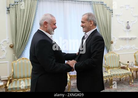 Teheran, Iran. 31 luglio 2024. Ismail Haniyeh (a sinistra), leader politico di Hamas, partecipa ad un incontro con il presidente iraniano Masoud Pezeshkian, il 30 luglio 2024. Il gruppo militante palestinese Hamas ha detto il 31 luglio 2024. Il suo leader politico Ismail Haniyeh è stato ucciso in uno sciopero israeliano in Iran, dove stava partecipando al giuramento del nuovo presidente, e ha promesso che l'atto "non resterà senza risposta”. Foto di Islamic Republic News Agency IRNA/UPI. Crediti: UPI/Alamy Live News Foto Stock