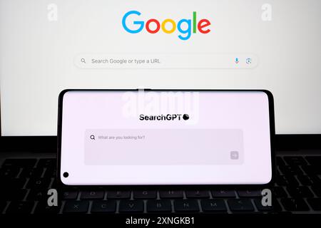 Pagina SearchGPT visualizzata sullo schermo dello smartphone e ricerca Google sullo sfondo. Concetto per la concorrenza. Stafford, Regno Unito, 31 luglio 2024 Foto Stock