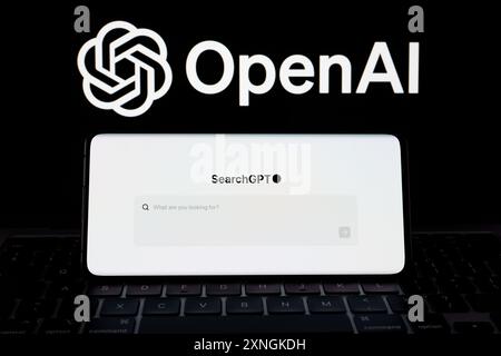 Pagina SearchGPT visualizzata sullo smartphone e sfocato logo ufficiale della società OpenAI sullo sfondo. Nuovo strumento di ricerca ai. Stafford, Regno Unito, 31 luglio, 2 Foto Stock