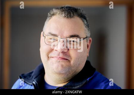 Faccia sfacciata di un grande uomo con gli occhiali nei suoi 40 anni Foto Stock