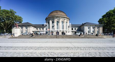 Colonia, Germania luglio 29 2024: L'edificio storico della stazione di Cologne Messe/Deutz con piazzale della stazione in una soleggiata giornata estiva Foto Stock