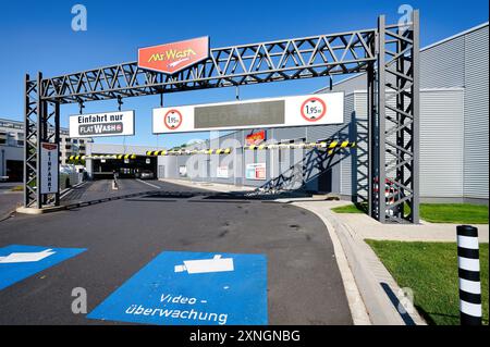 Colonia, Germania luglio 29 2024: Vialetto con limitatore di altezza per l'autolavaggio Mr. Wash a colonia ehrenfeld in una giornata di sole Foto Stock