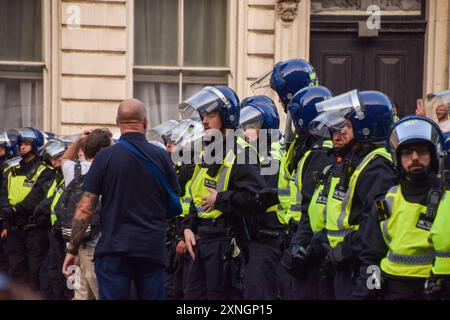 Londra, Regno Unito. 31 luglio 2024. Polizia nel blocco antisommossa Whitehall. La folla attaccò gli agenti di polizia e lanciò proiettili a Westminster mentre i manifestanti diventavano violenti dopo che tre ragazze furono uccise in un attacco di coltello a Southport. Crediti: Vuk Valcic/Alamy Live News Foto Stock